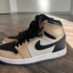 Women Jordan 1 “mushroom” high size 9
